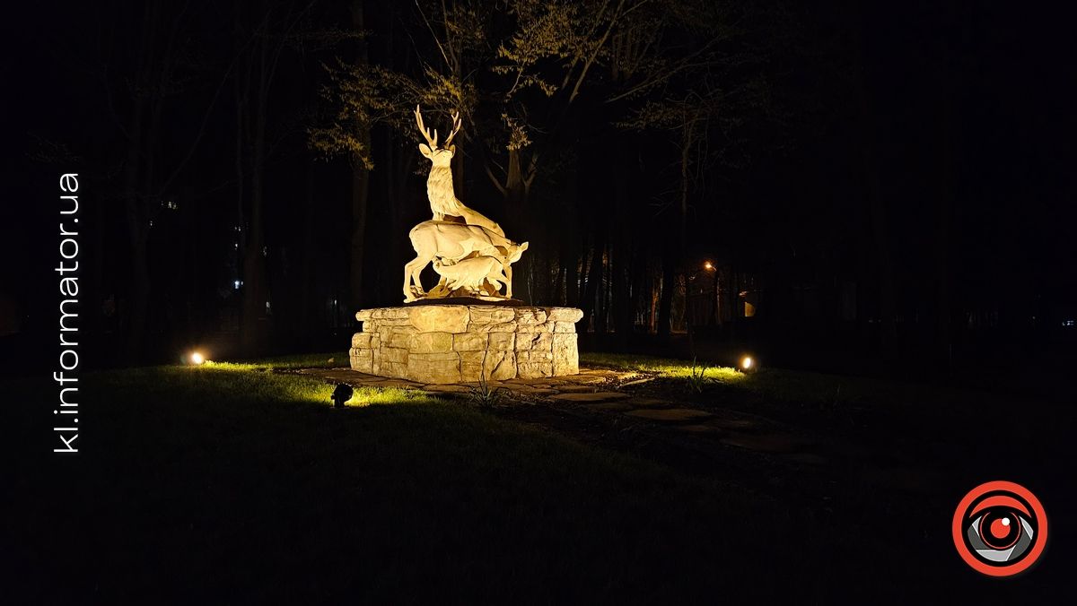 Довершено: світла зміна до композиції сім'ї оленів у коломийському парку 8