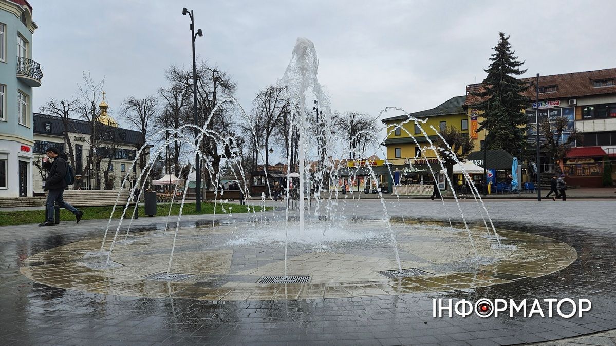У Коломиї після зимової паузи запрацювали фонтани перед Писанкою 2