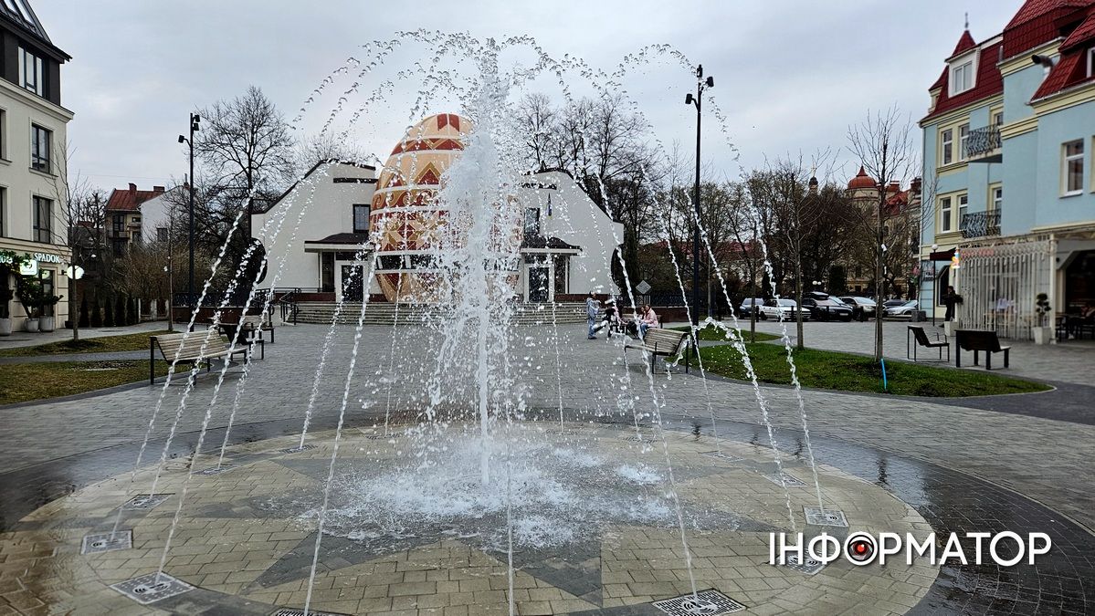 У Коломиї після зимової паузи запрацювали фонтани перед Писанкою 4