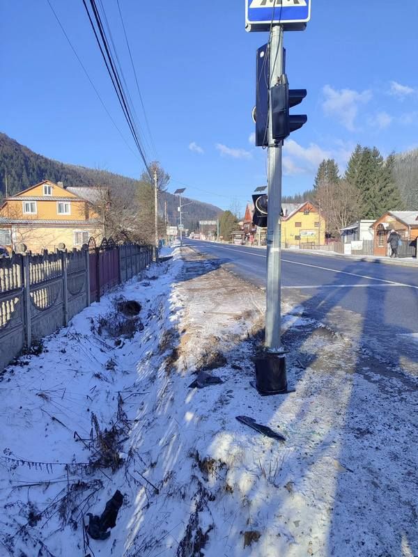 У Татарові невідомі на авто розбили світлофори 1