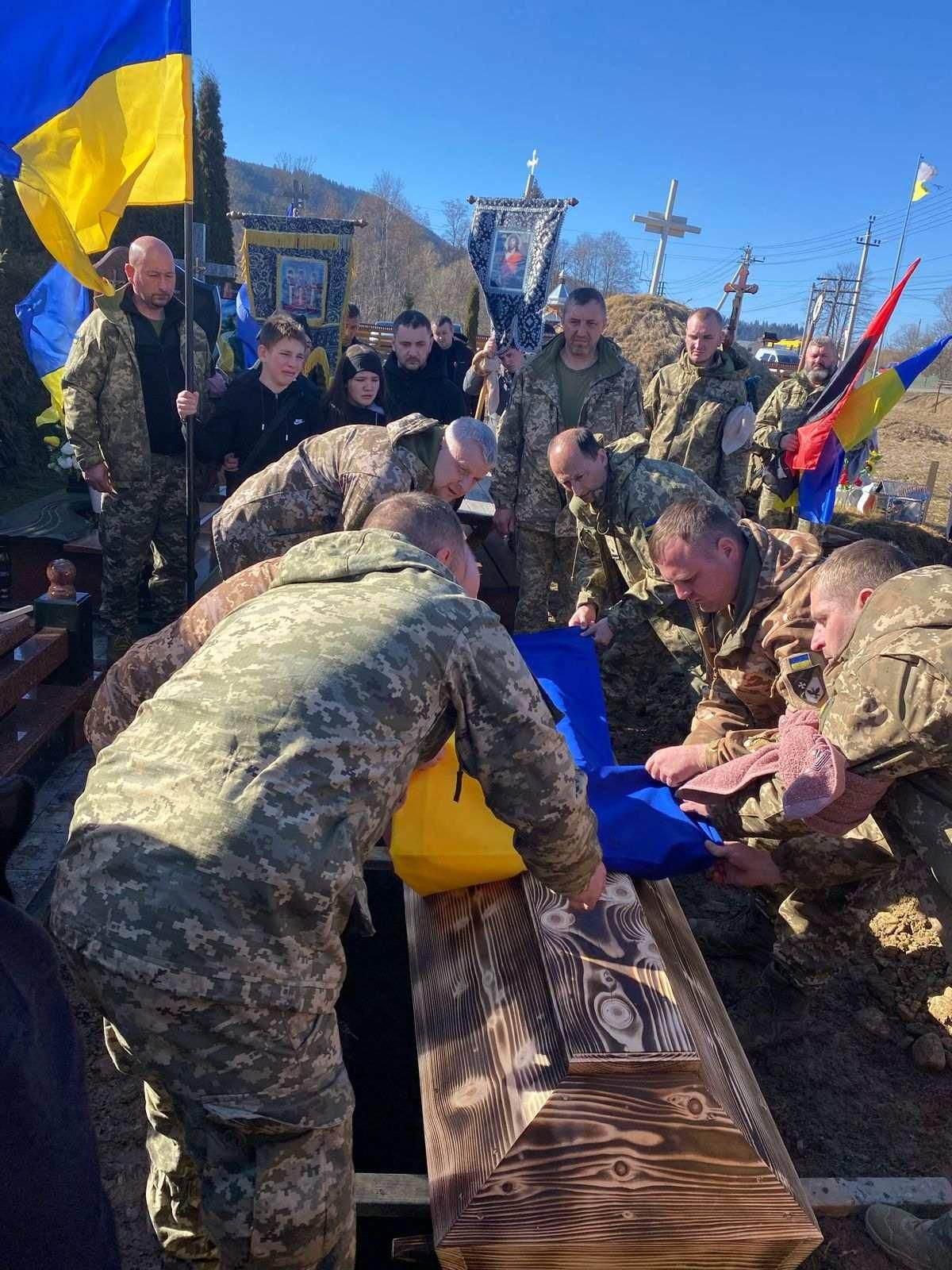 Верховинщина попрощалась із померлим воїном Дмитром Проданюком 5