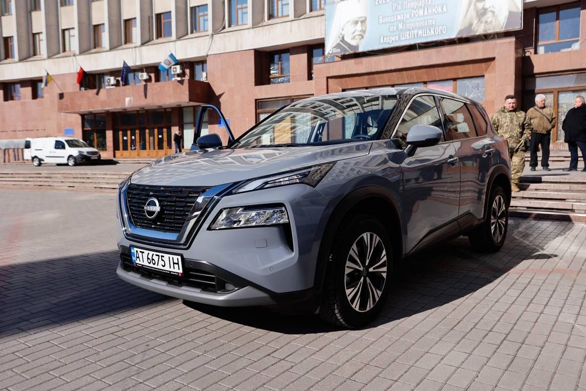 Коломия та Городенка отримали спецавтівки для перевезення людей з інвалідністю 2