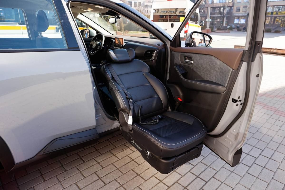 Коломия та Городенка отримали спецавтівки для перевезення людей з інвалідністю 1