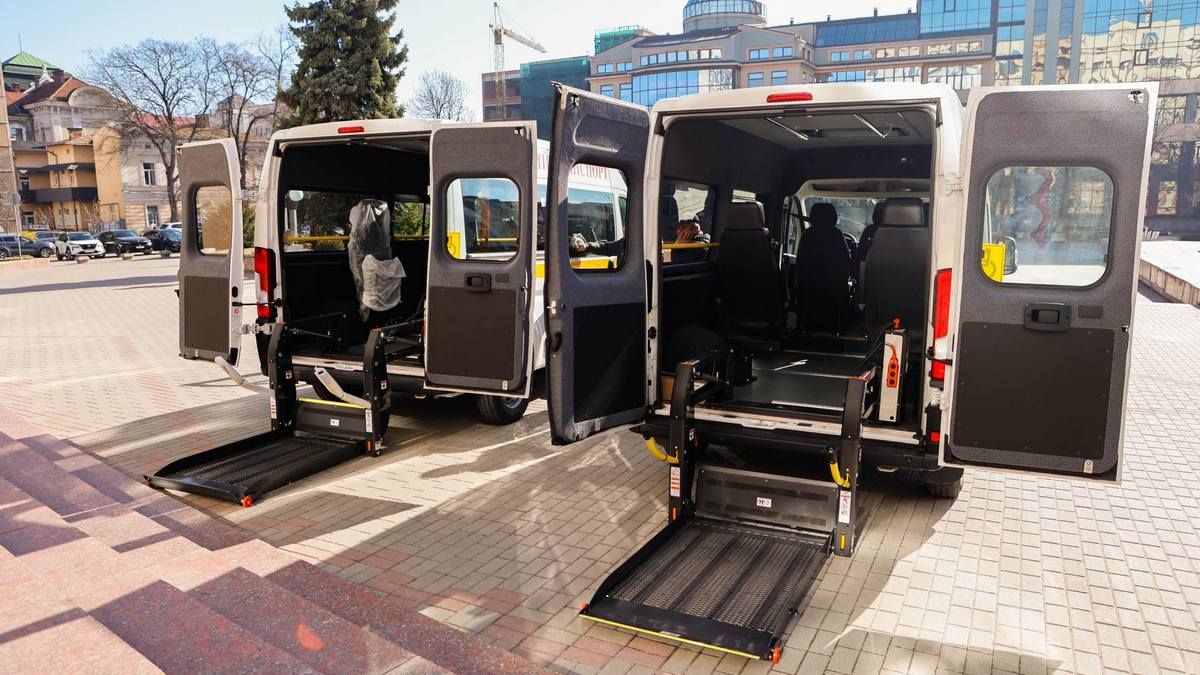 Коломия та Городенка отримали спецавтівки для перевезення людей з інвалідністю