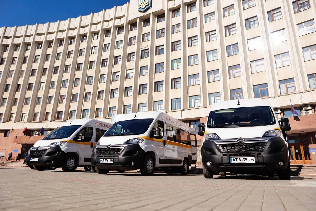 Коломия та Городенка отримали спецавтівки для перевезення людей з інвалідністю 4