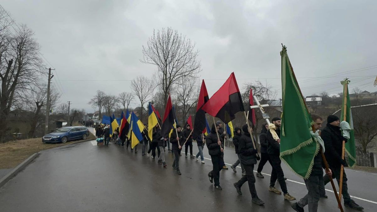 На Надвірнянщині в останню дорогу провели молодого воїна Василя Нагорняка 1