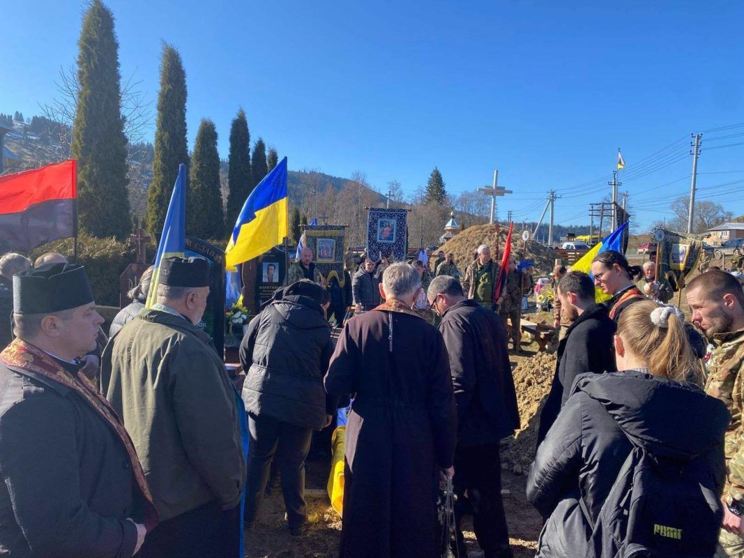 Верховинщина попрощалась із померлим воїном Дмитром Проданюком 6