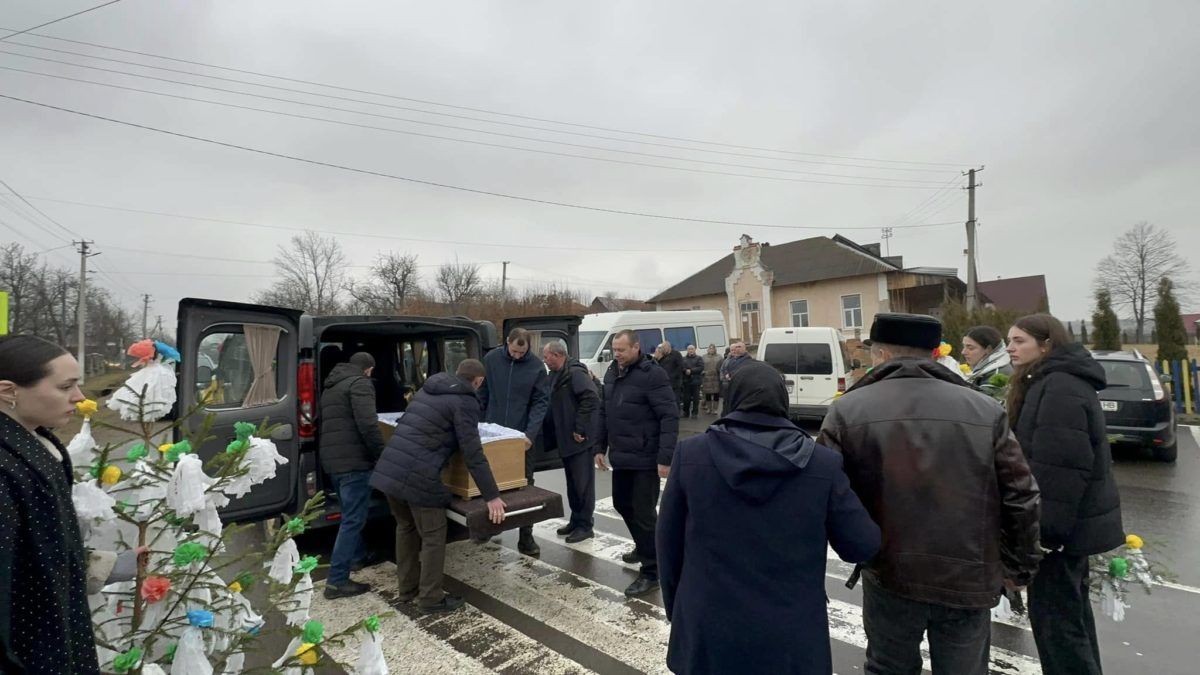 На Надвірнянщині в останню дорогу провели молодого воїна Василя Нагорняка 3