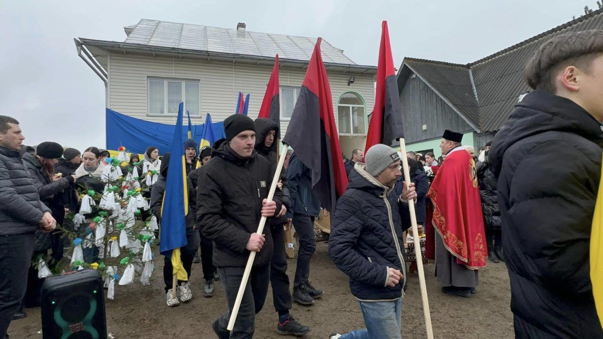 На Надвірнянщині в останню дорогу провели молодого воїна Василя Нагорняка 4