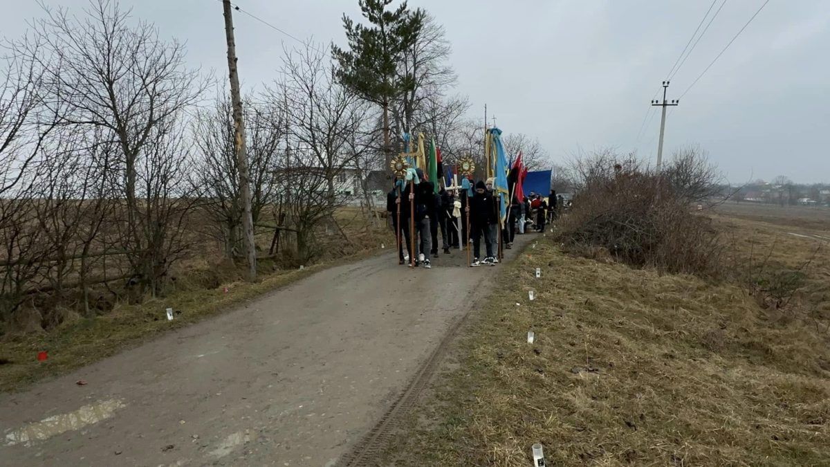 На Надвірнянщині в останню дорогу провели молодого воїна Василя Нагорняка 5