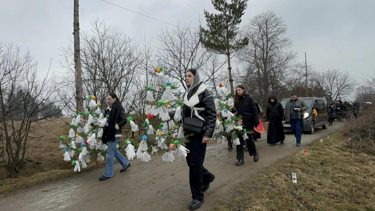 На Надвірнянщині в останню дорогу провели молодого воїна Василя Нагорняка 6