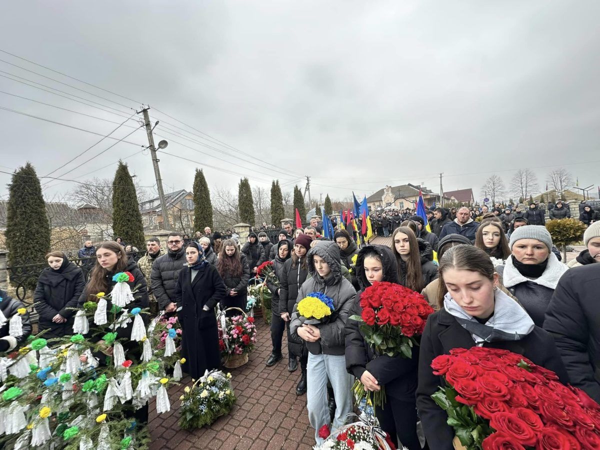 На Надвірнянщині в останню дорогу провели молодого воїна Василя Нагорняка 7