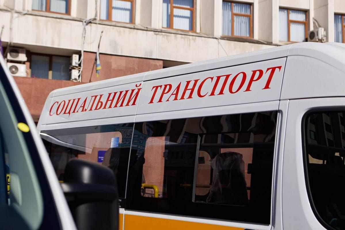 Коломия та Городенка отримали спецавтівки для перевезення людей з інвалідністю 3