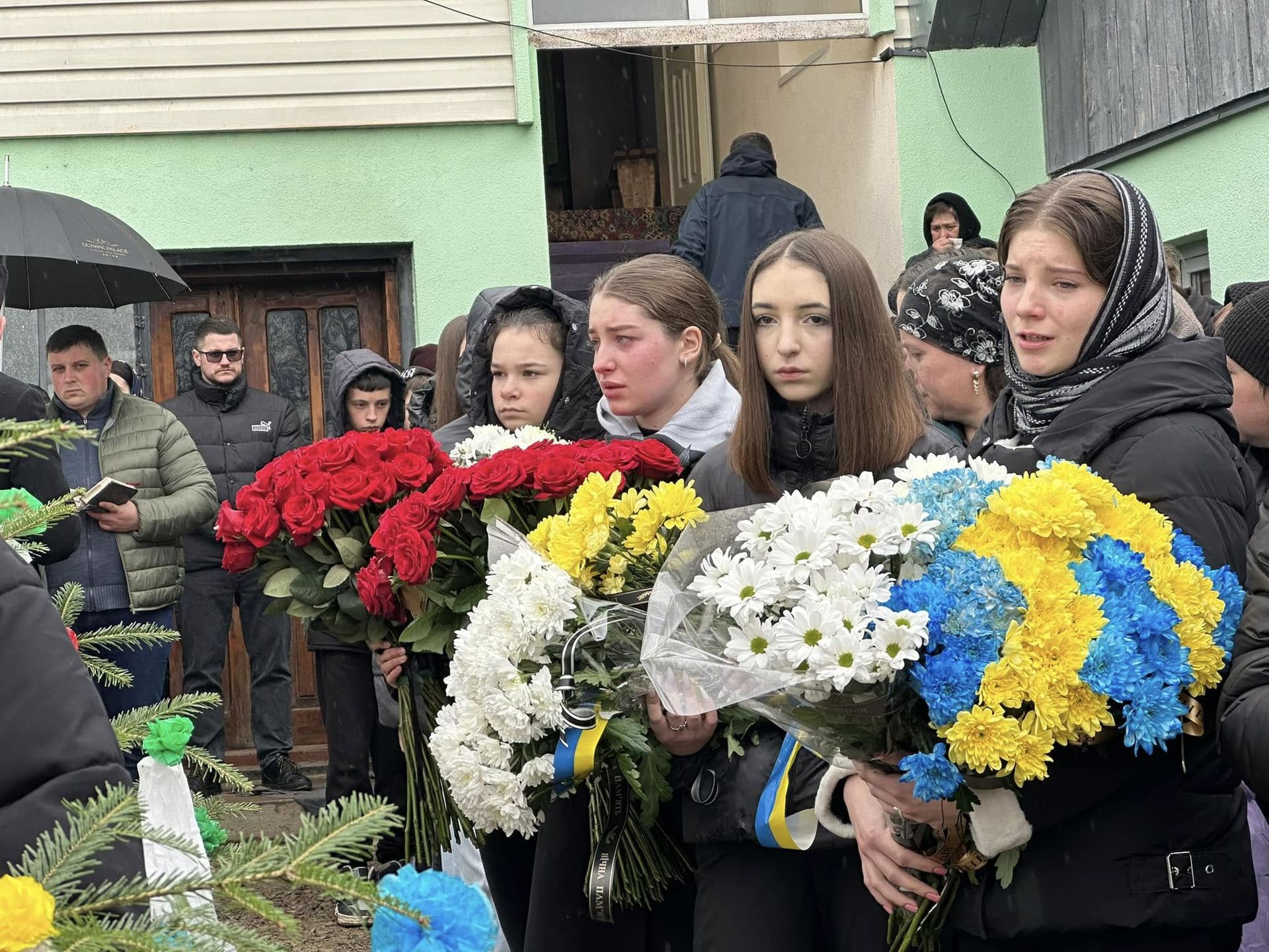 На Надвірнянщині в останню дорогу провели молодого воїна Василя Нагорняка 8