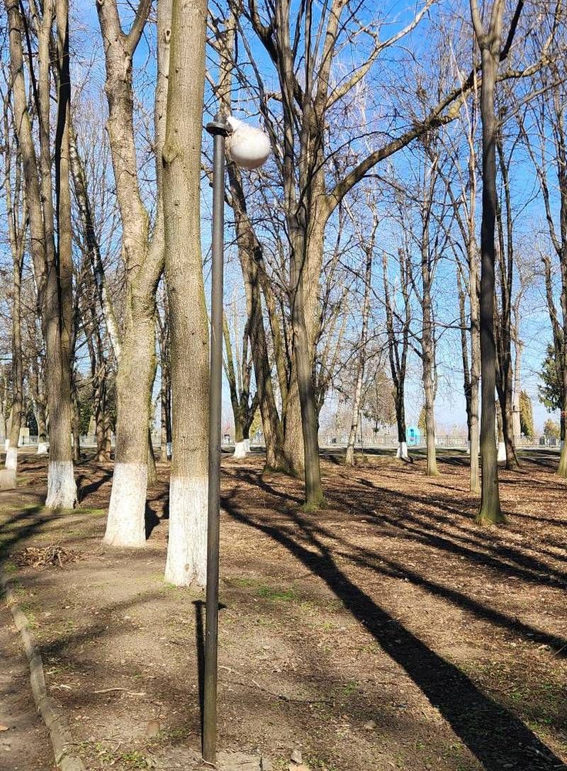 Вандали у Снятині понищили паркові ліхтарі 2