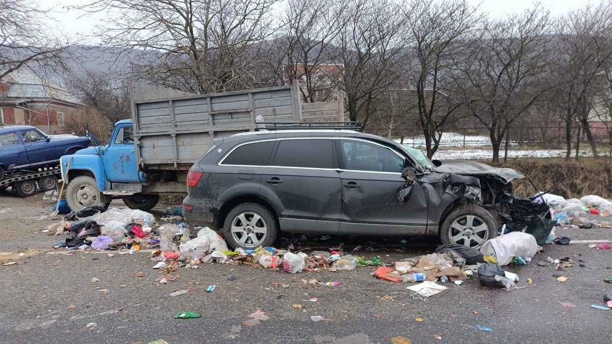 Прикарпатець на Audi зіткнувся зі сміттєвозом: з вантажівки випав пасажир і травмувався 2