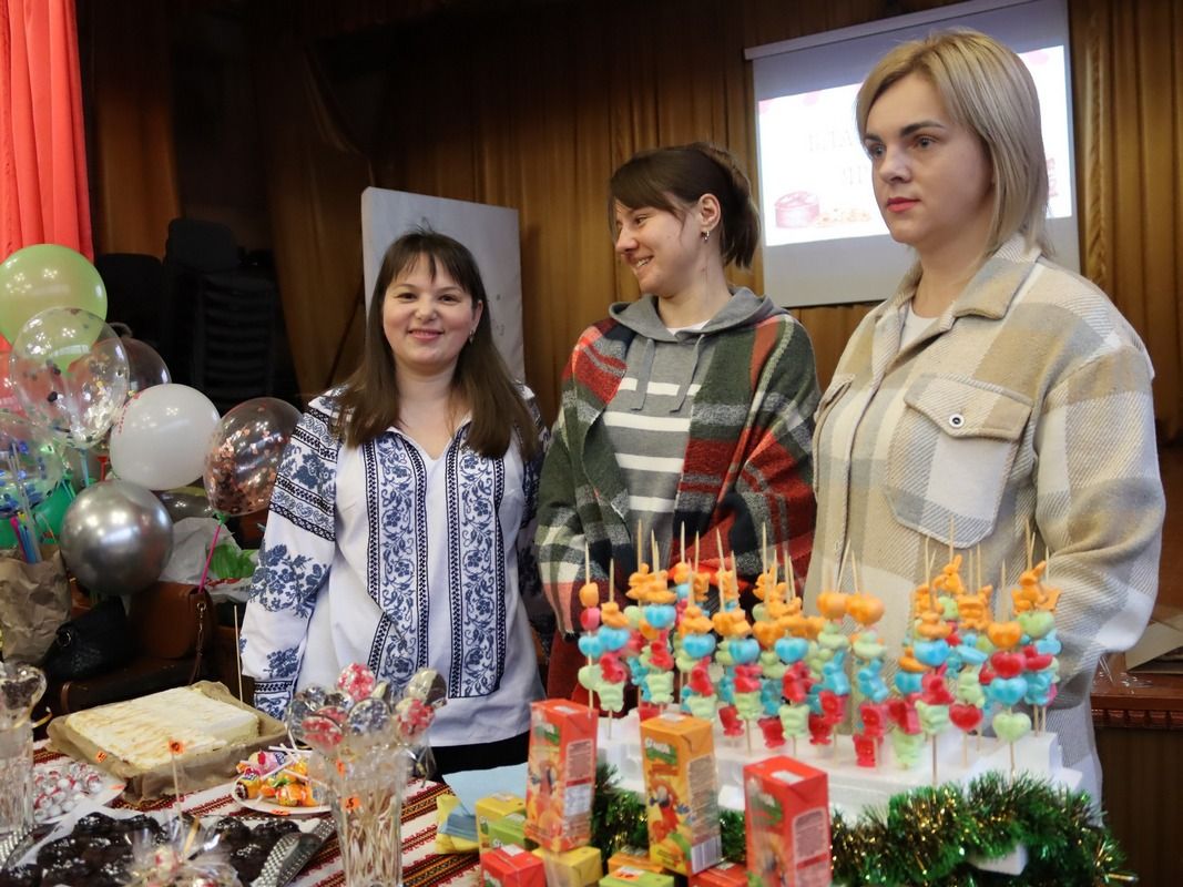 На благодійному ярмарку в Коломийському ліцеї №4 зібрали понад 200 тис грн для ЗСУ 3