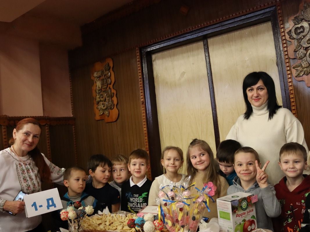 На благодійному ярмарку в Коломийському ліцеї №4 зібрали понад 200 тис грн для ЗСУ 5