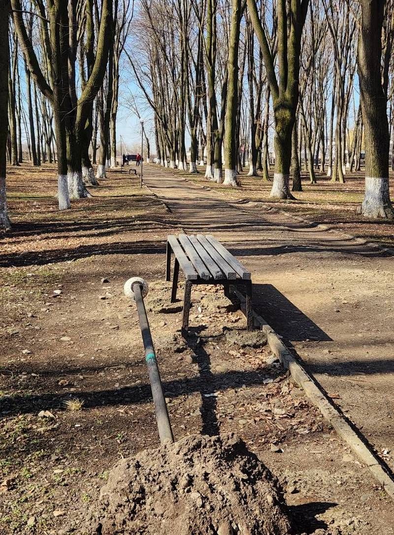 Вандали у Снятині понищили паркові ліхтарі 1