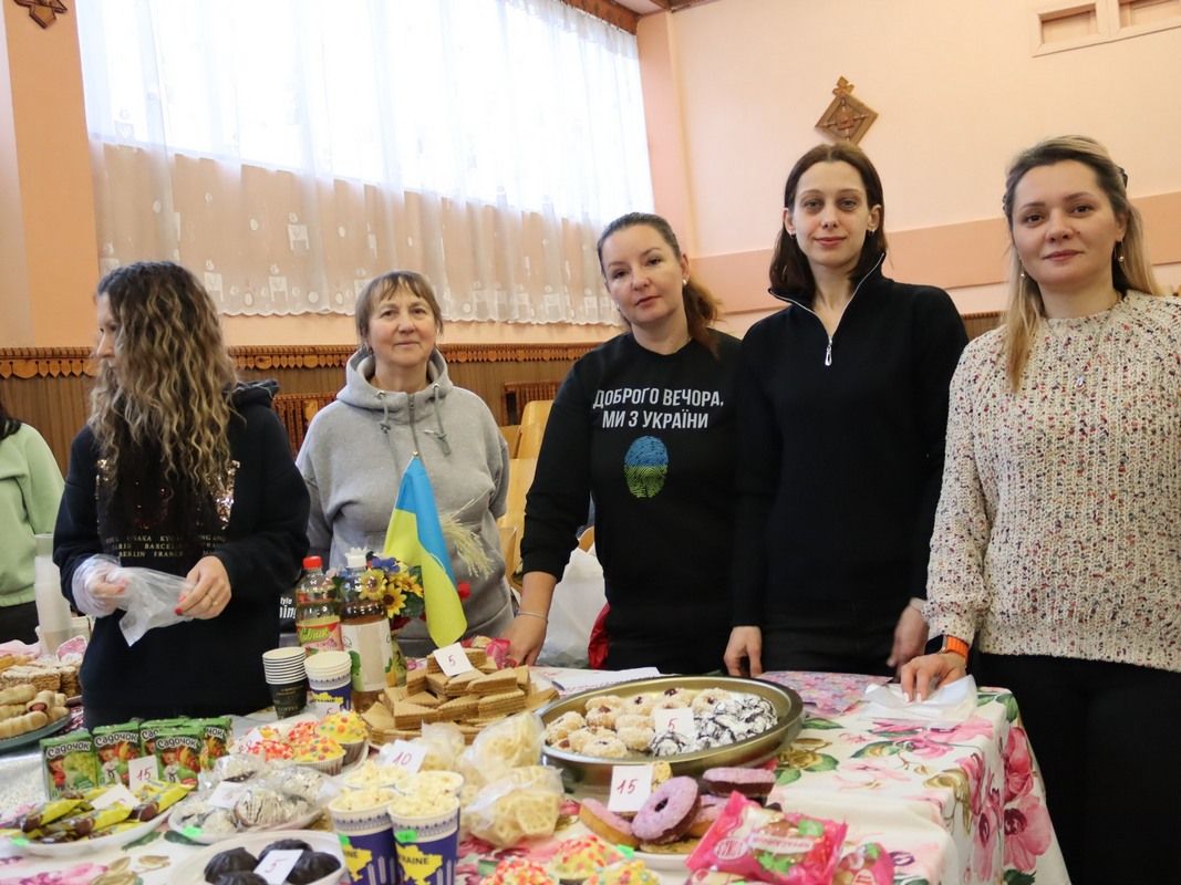 На благодійному ярмарку в Коломийському ліцеї №4 зібрали понад 200 тис грн для ЗСУ 1