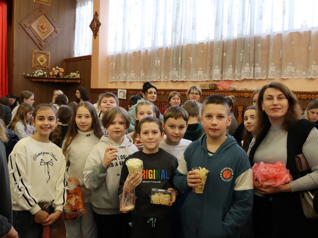 На благодійному ярмарку в Коломийському ліцеї №4 зібрали понад 200 тис грн для ЗСУ 6