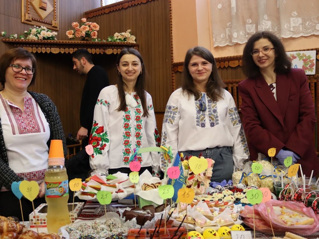 На благодійному ярмарку в Коломийському ліцеї №4 зібрали понад 200 тис грн для ЗСУ 2