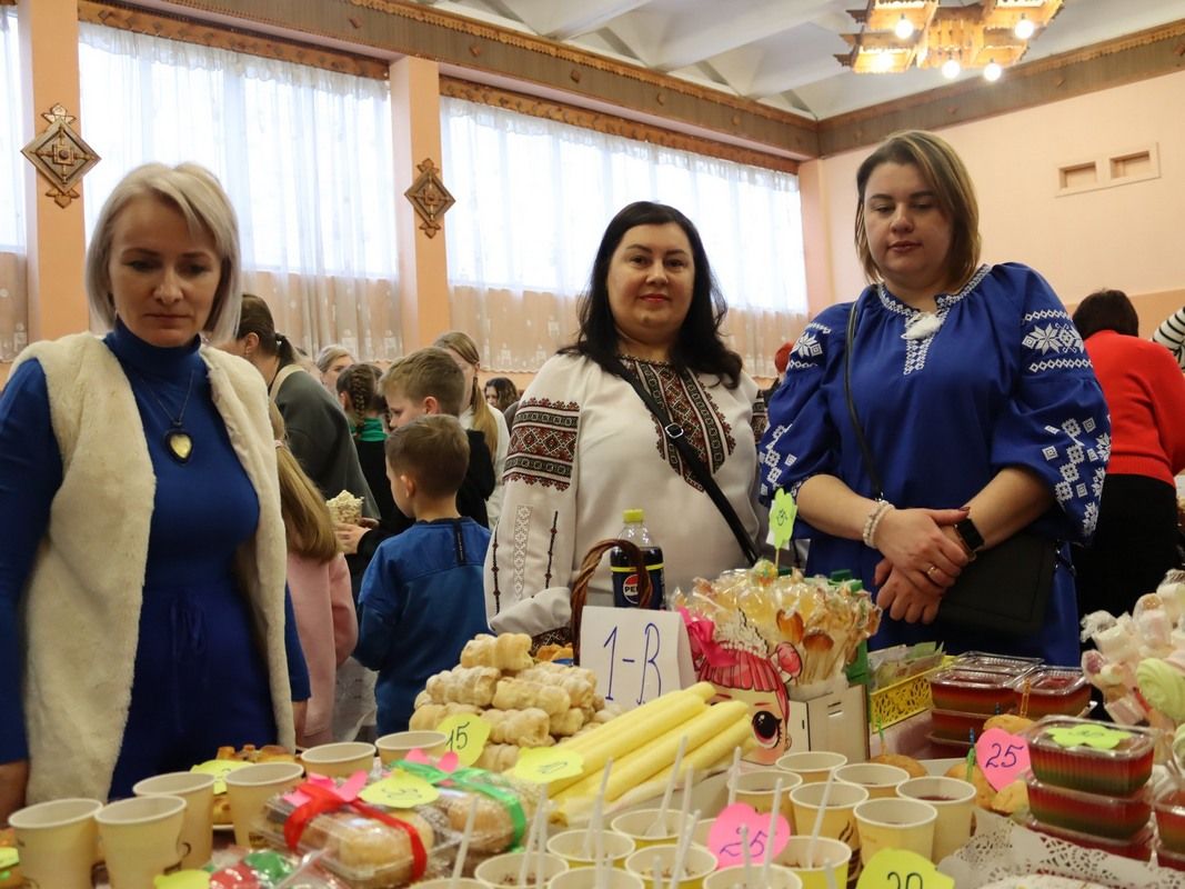 На благодійному ярмарку в Коломийському ліцеї №4 зібрали понад 200 тис грн для ЗСУ 4