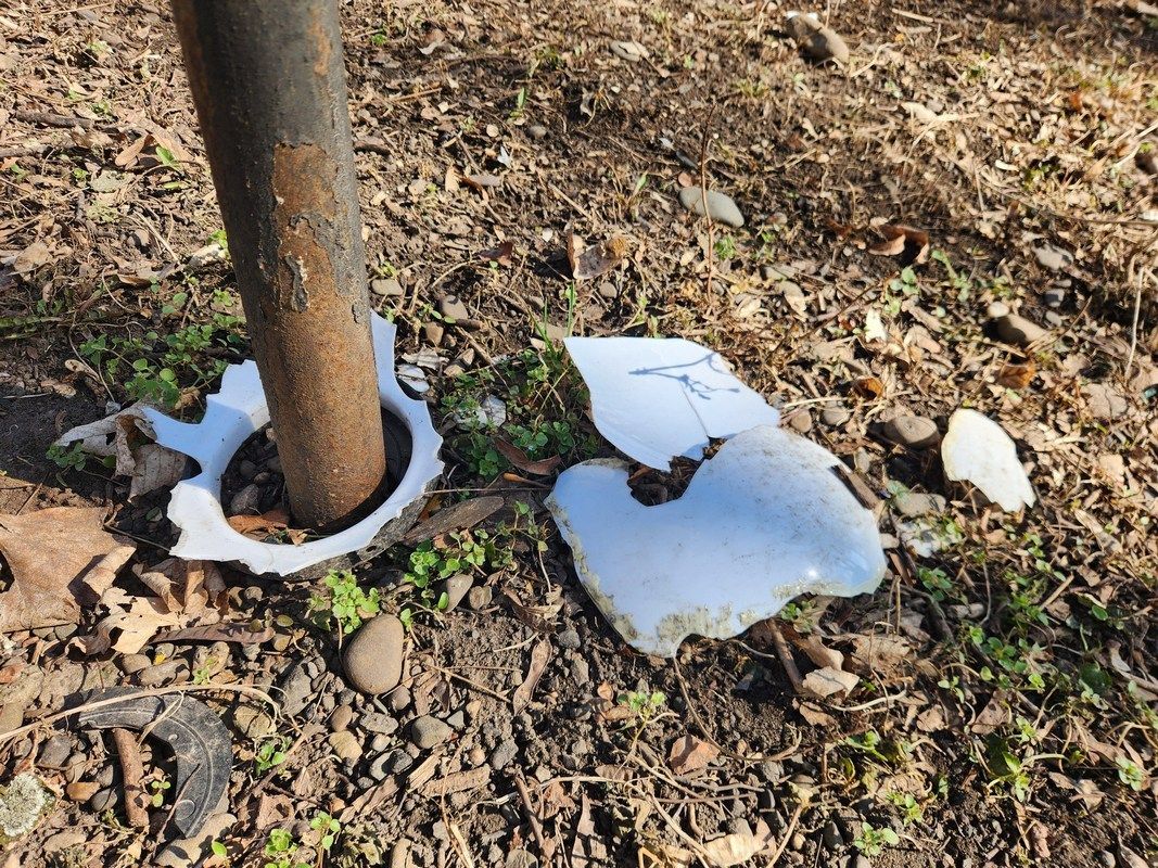 Вандали у Снятині понищили паркові ліхтарі 4