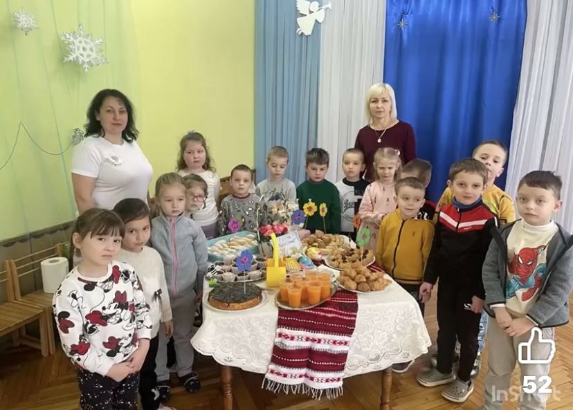 На благодійному ярмарку в Коломийському ліцеї №4 зібрали понад 200 тис грн для ЗСУ 11