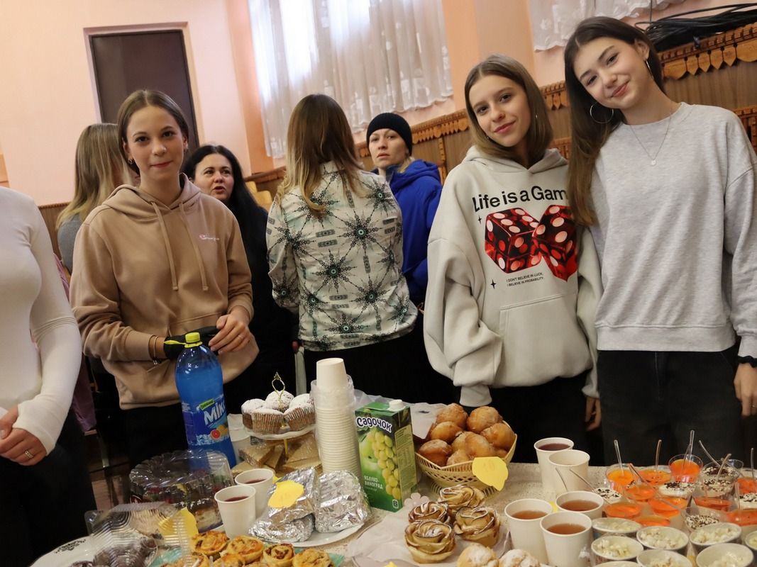 На благодійному ярмарку в Коломийському ліцеї №4 зібрали понад 200 тис грн для ЗСУ 9