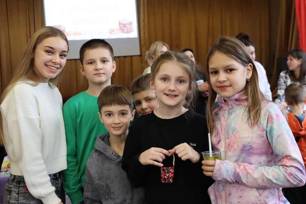 На благодійному ярмарку в Коломийському ліцеї №4 зібрали понад 200 тис грн для ЗСУ 8