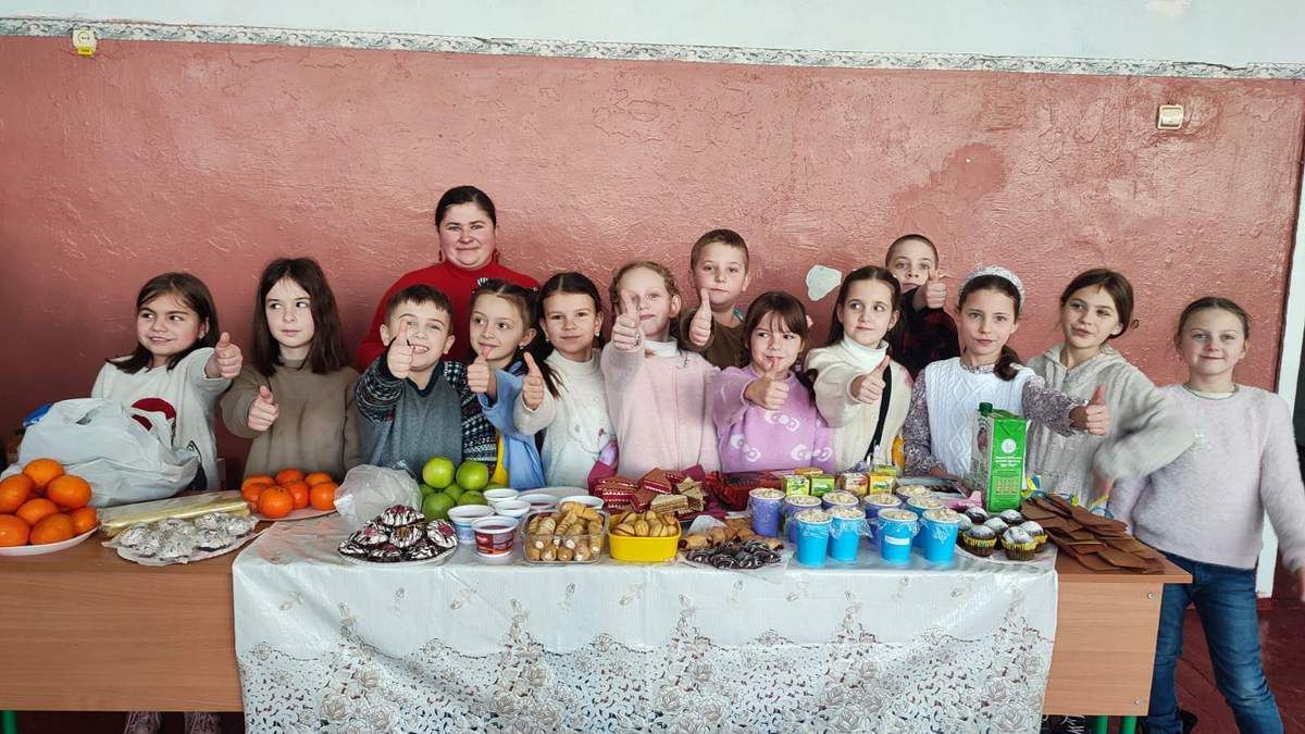 На благодійному ярмарку в Коломийському ліцеї №4 зібрали понад 200 тис грн для ЗСУ 10