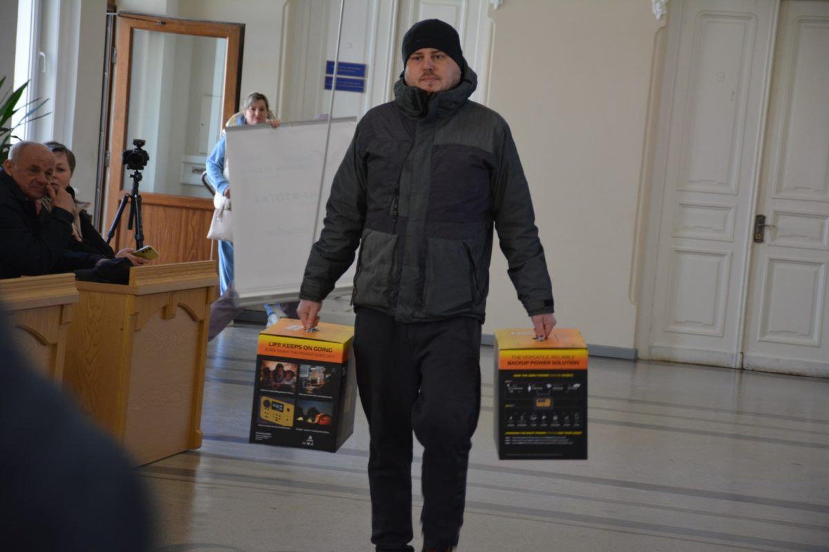 На Надвірнянщині сім'ї полеглих військовослужбовців отримали зарядні станції 1