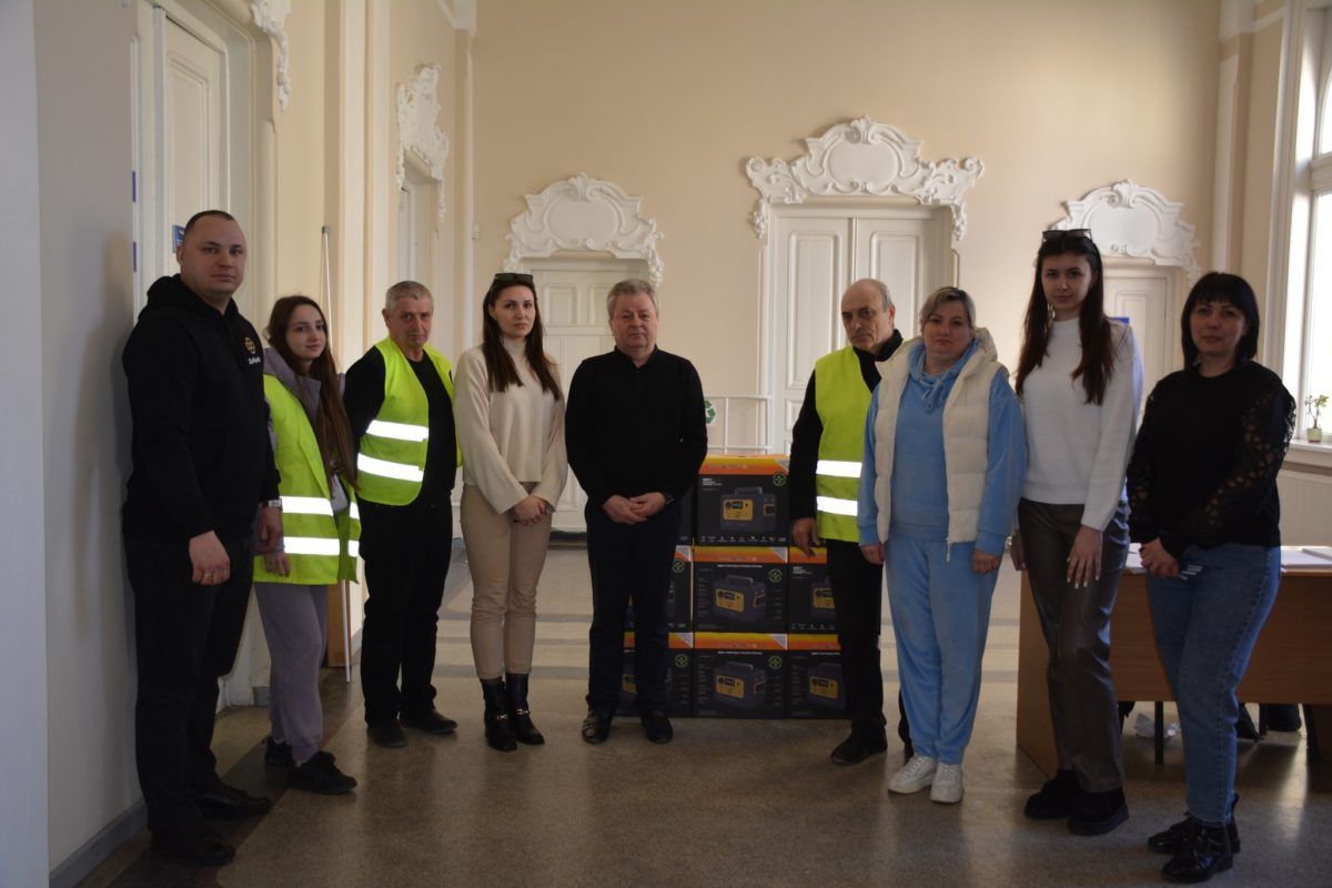 На Надвірнянщині сім'ї полеглих військовослужбовців отримали зарядні станції 2