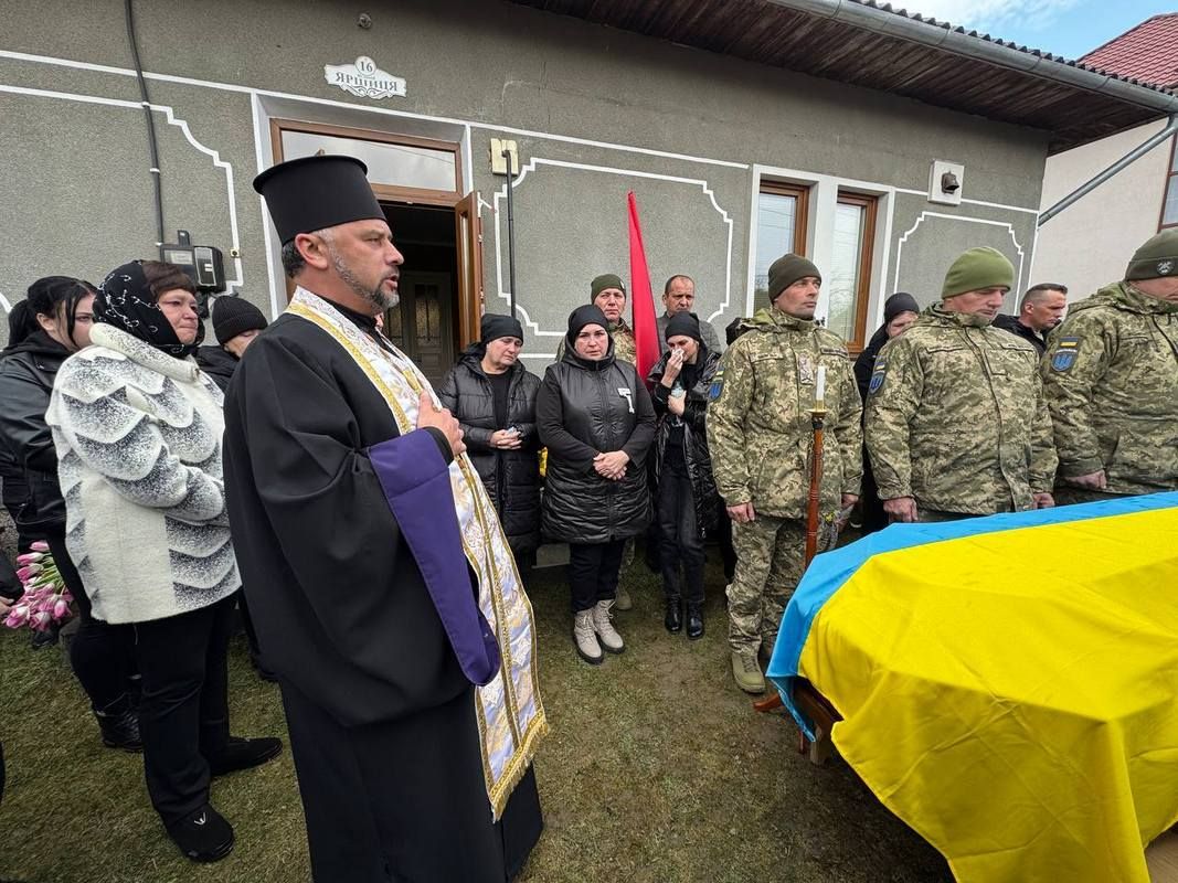 У Печеніжині провели в останню дорогу Героя Андрія Варчука 3
