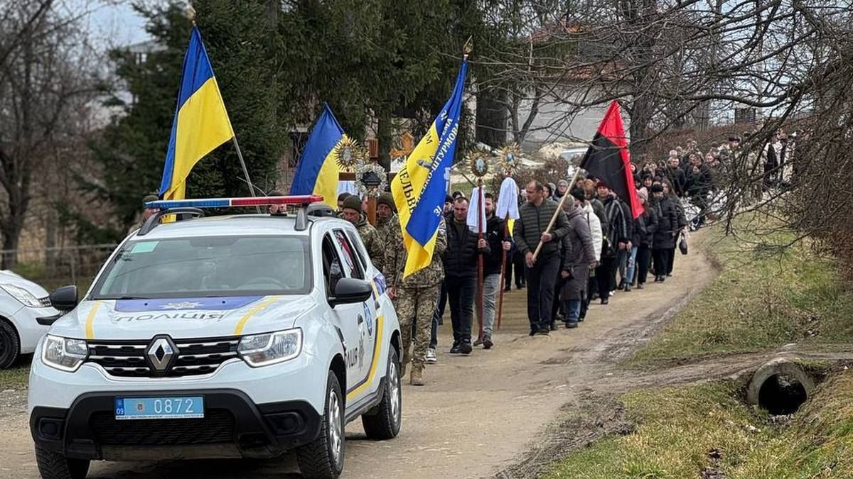 У Печеніжині провели в останню дорогу Героя Андрія Варчука 5