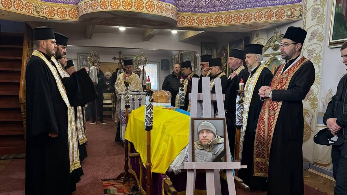 У Печеніжині провели в останню дорогу Героя Андрія Варчука 8