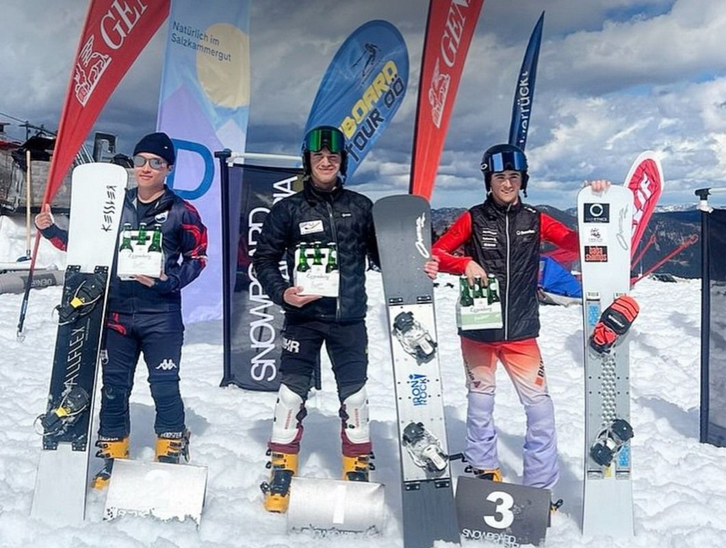 Нестор Білоус - на фото посередині