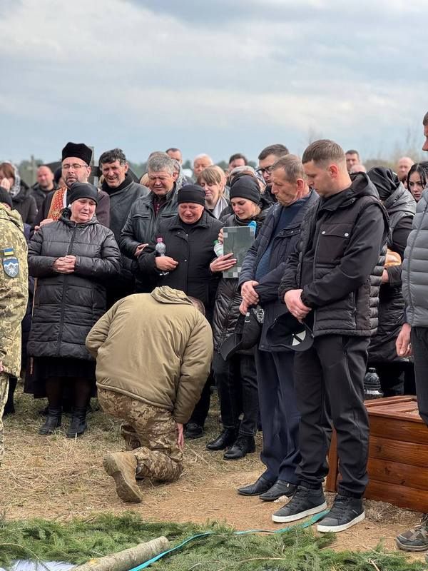 У Печеніжині провели в останню дорогу Героя Андрія Варчука 15