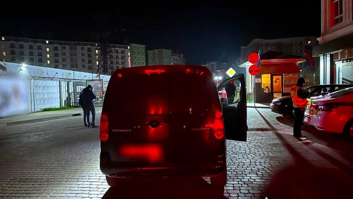У мешканця Городенківщини вночі біля АЗС викрали авто