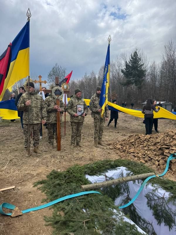 У Печеніжині провели в останню дорогу Героя Андрія Варчука 10
