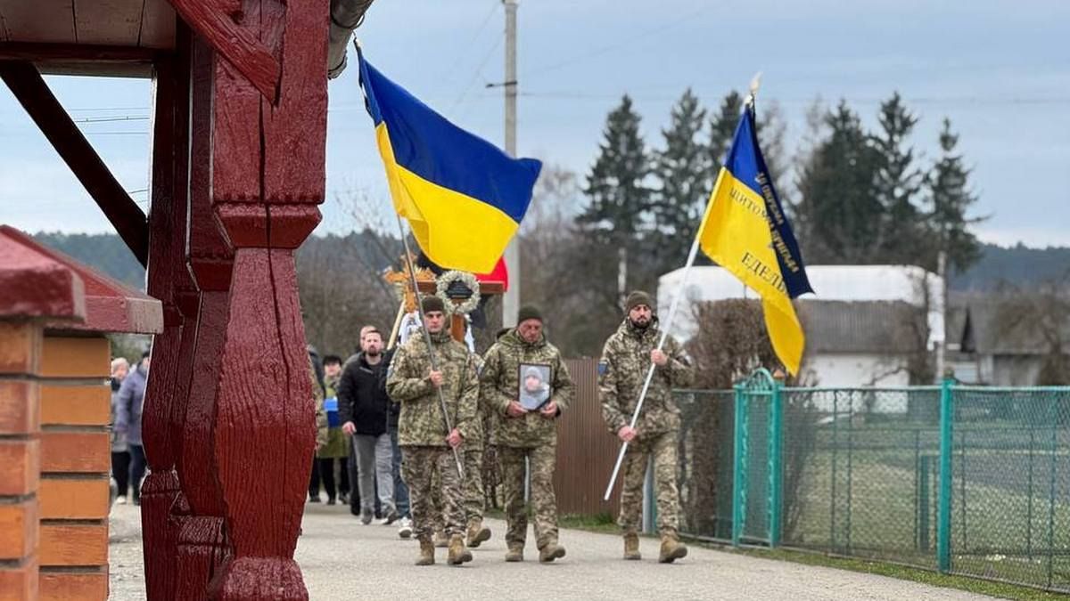 У Печеніжині провели в останню дорогу Героя Андрія Варчука 7