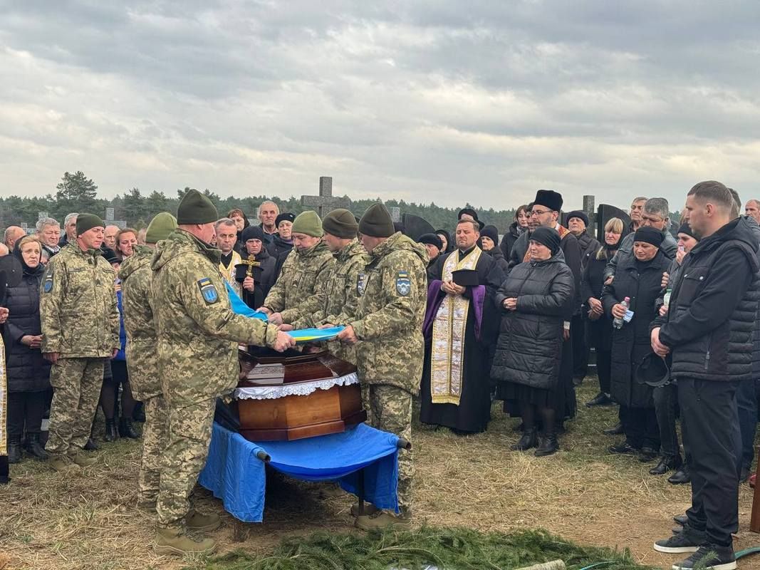 У Печеніжині провели в останню дорогу Героя Андрія Варчука 13