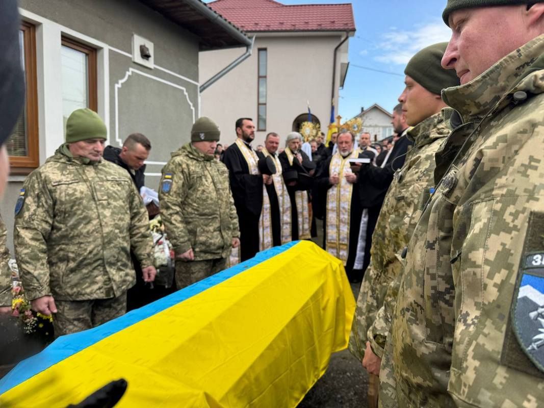 У Печеніжині провели в останню дорогу Героя Андрія Варчука 2