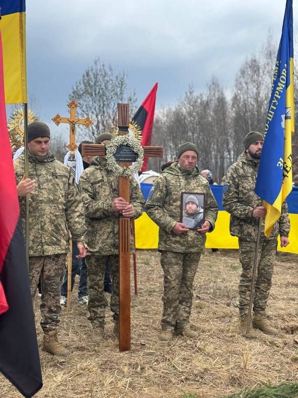 У Печеніжині провели в останню дорогу Героя Андрія Варчука 11