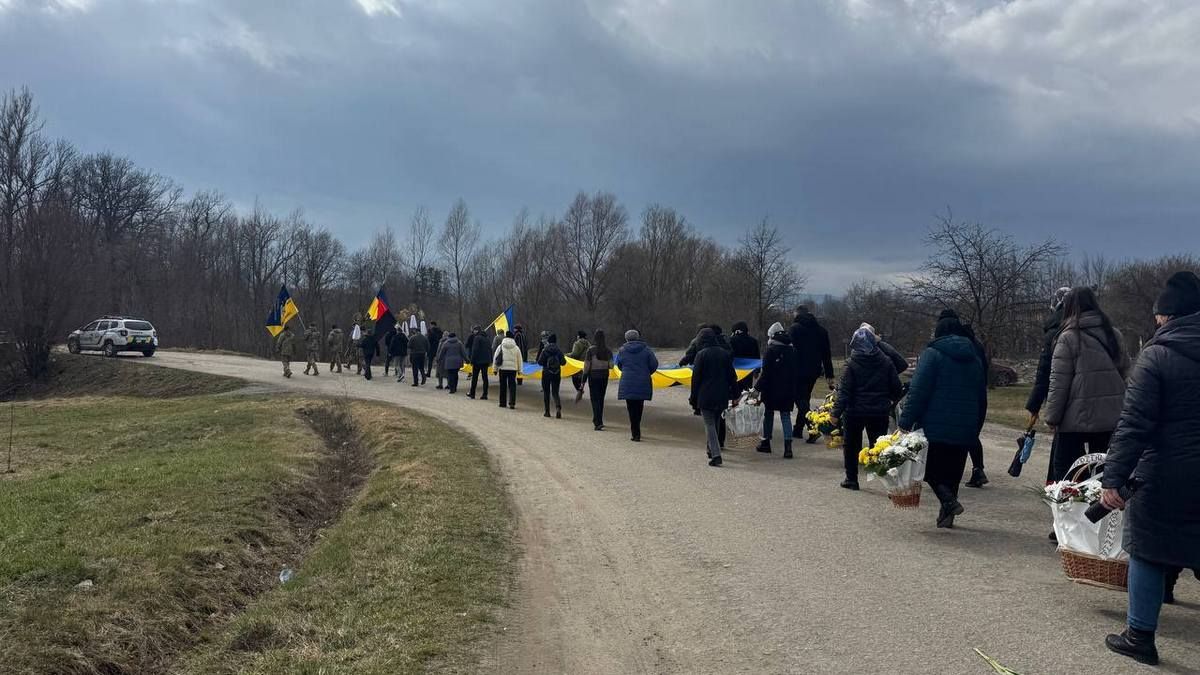 У Печеніжині провели в останню дорогу Героя Андрія Варчука 9