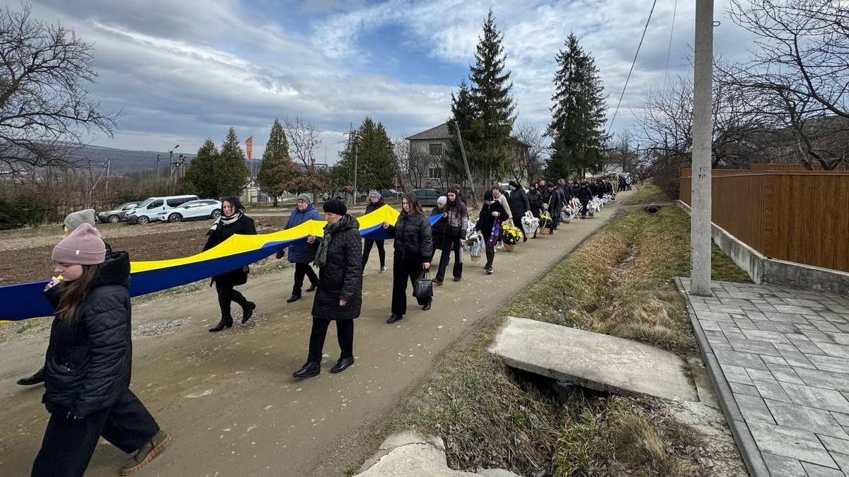 У Печеніжині провели в останню дорогу Героя Андрія Варчука 6
