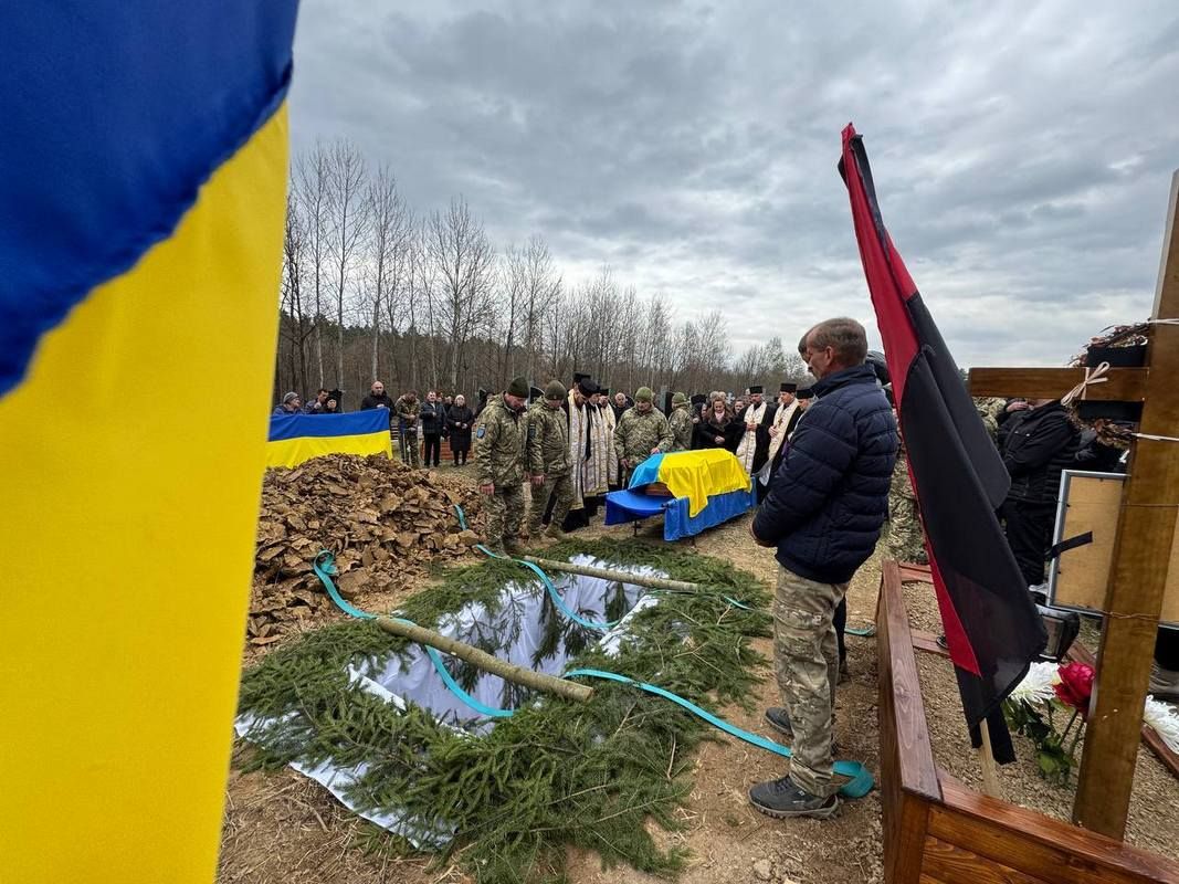 У Печеніжині провели в останню дорогу Героя Андрія Варчука 12