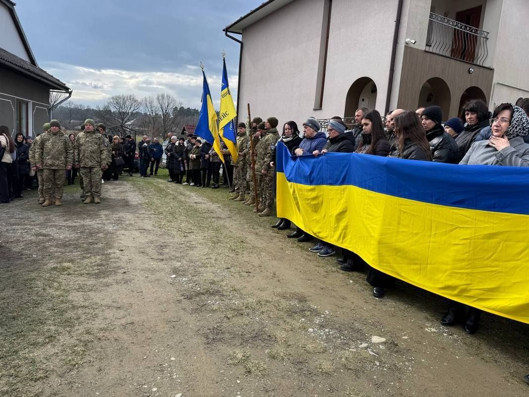 У Печеніжині провели в останню дорогу Героя Андрія Варчука 1