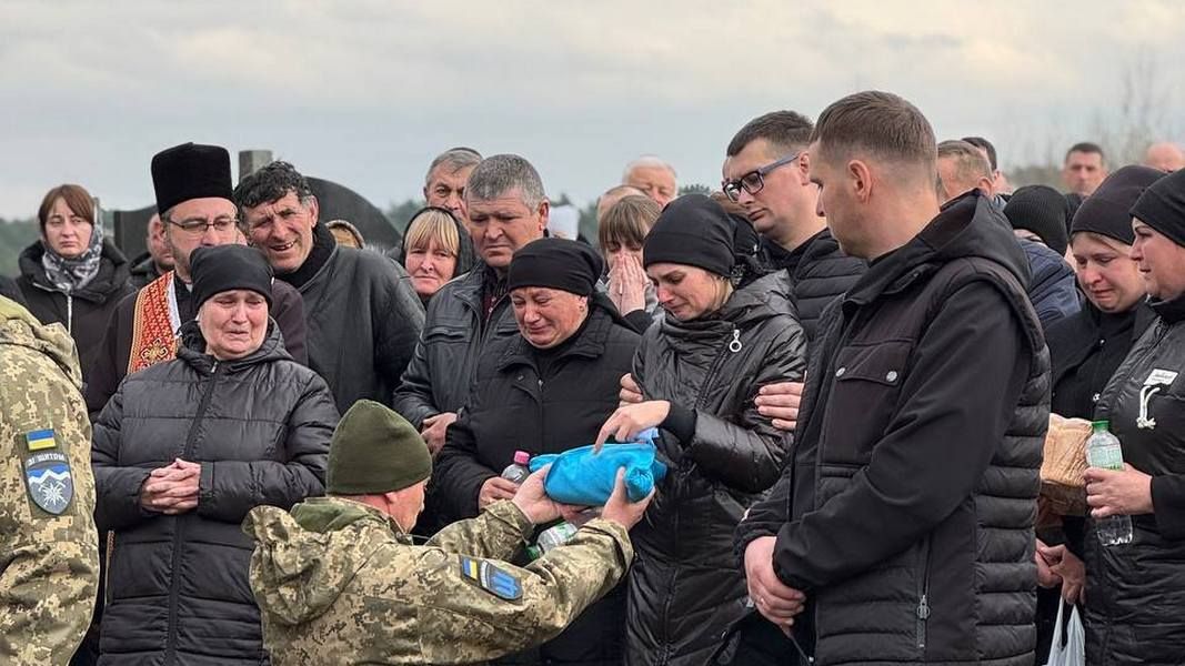 У Печеніжині провели в останню дорогу Героя Андрія Варчука 14